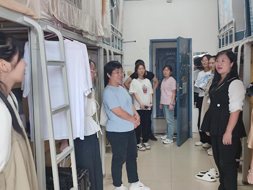 图为检验医学院刘书记和吴院长慰问新生