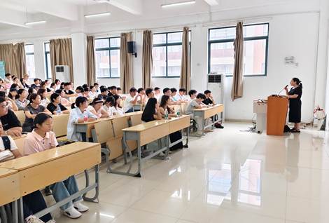 2026级卫检班同学认真听讲